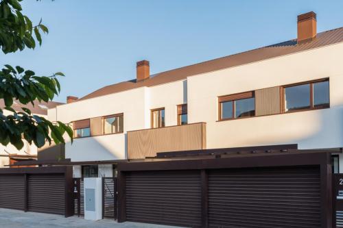 Promoción de 48 viviendas adosadas con piscina y urbanización privada en Villalbilla (Madrid)