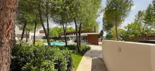Vivienda unifamiliar aislada y piscina en Boadilla del Monte (Madrid)
