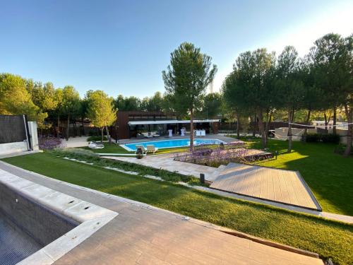 Vivienda unifamiliar aislada y piscina en Boadilla del Monte (Madrid)
