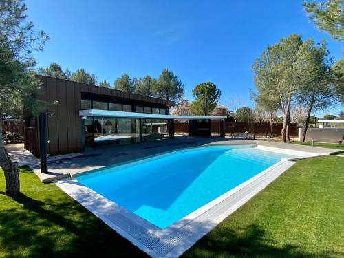 Vivienda unifamiliar aislada y piscina en Boadilla del Monte (Madrid)