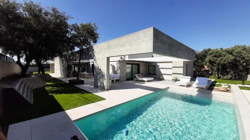 Vivienda unifamiliar aislada y piscina en Boadilla del Monte (Madrid)